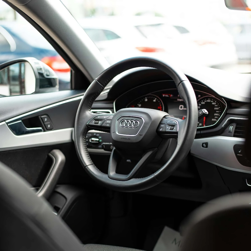 Audi — кожаный руль с контрастной строчкой, виртуальная приборная панель и отделка салона