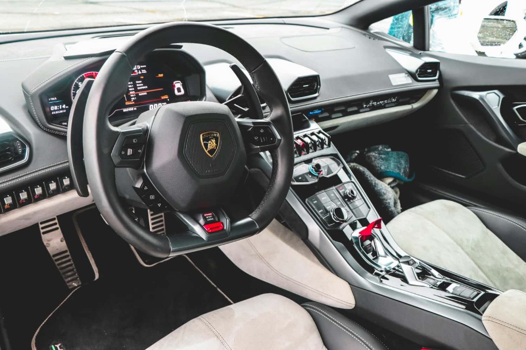 Салон Lamborghini Huracán — руль, цифровая приборная панель и центральная консоль